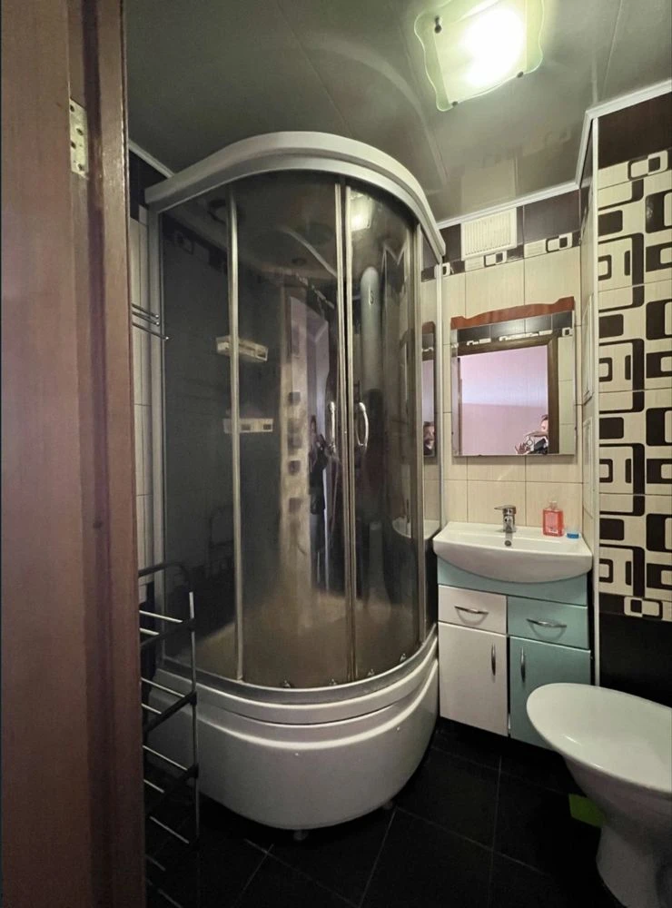 Selling a 3-bedroom apartment on the 6th floor.