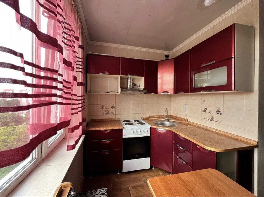 Selling a 3-bedroom apartment on the 6th floor.