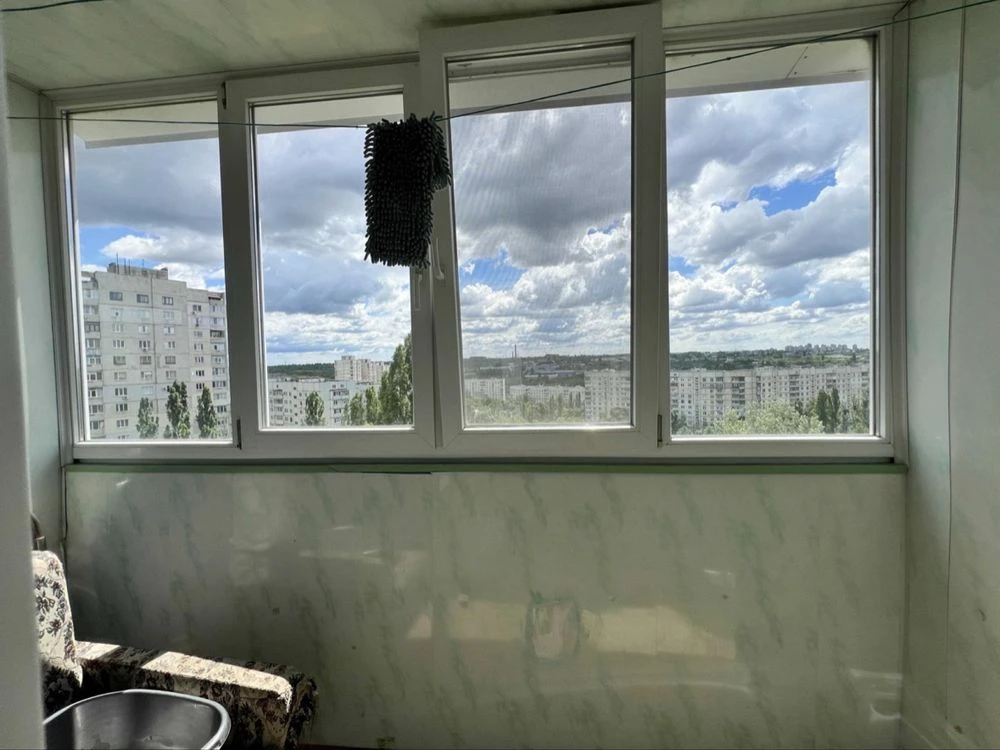 Selling a 3-bedroom apartment on the 6th floor.