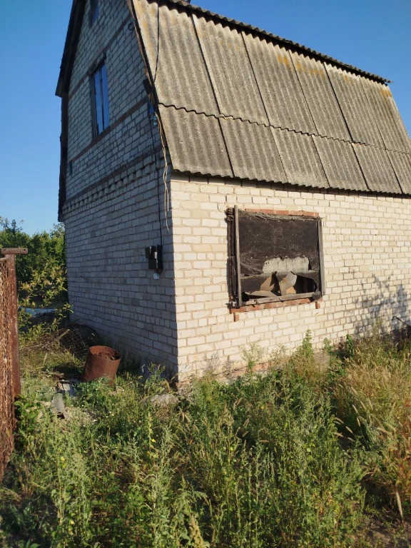 Дачний будинок та 5 соток землі.
