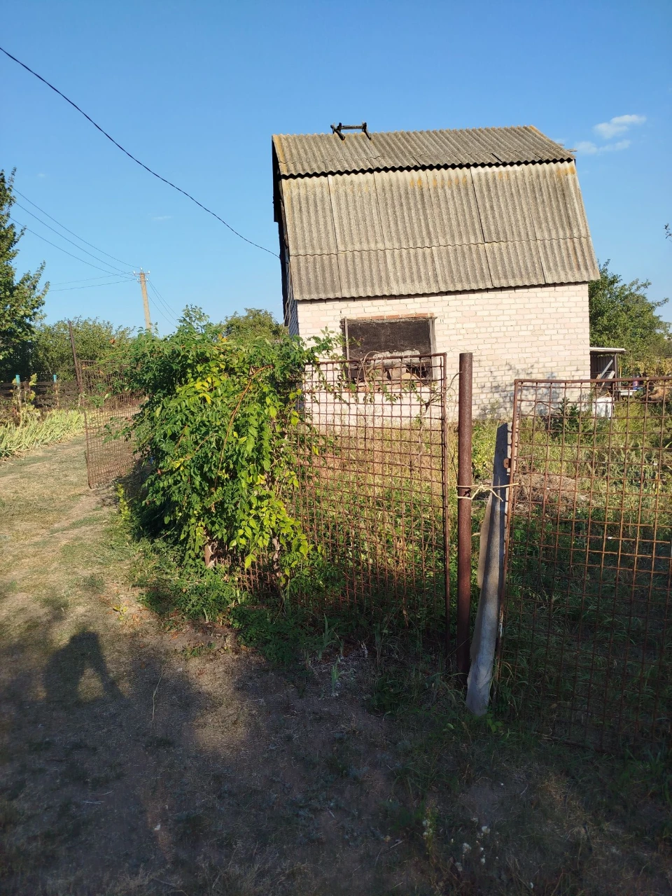 Дачный домик и пять соток земли.