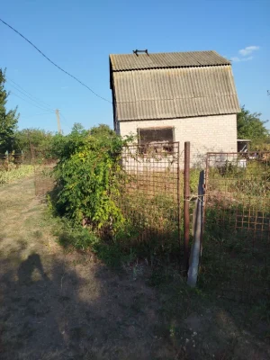 Дачный домик и пять соток земли.