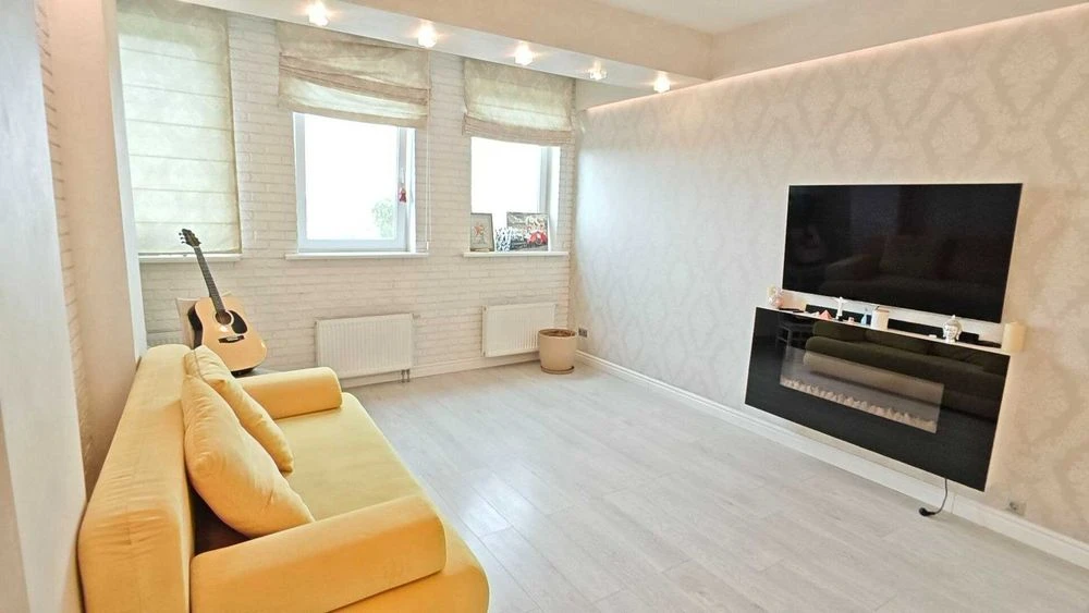 Sale of a 3-room apartment on Mykola Mikhnovsky Boulevard