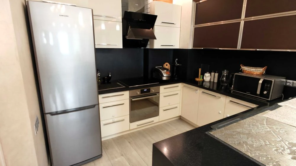 Sale of a 3-room apartment on Mykola Mikhnovsky Boulevard