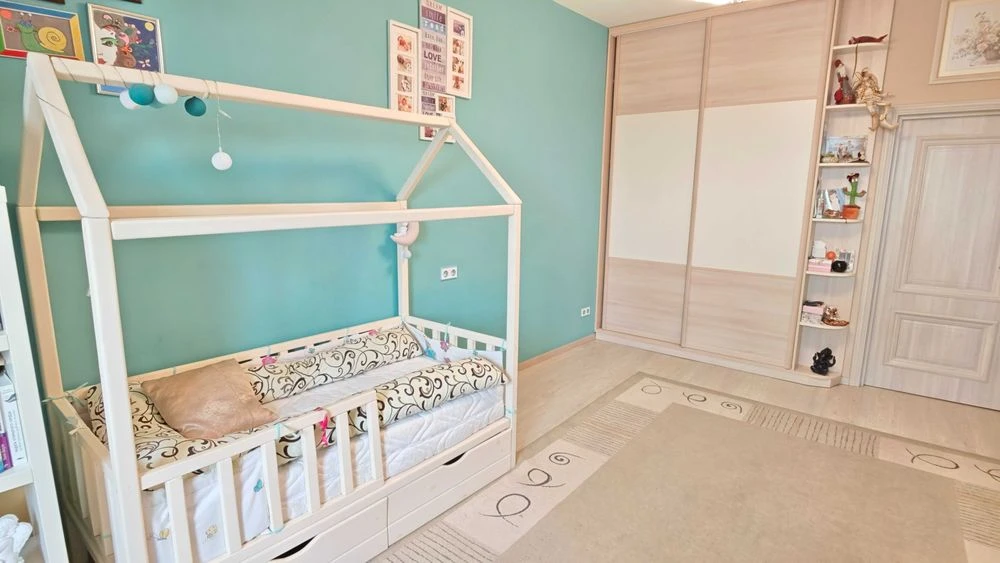 Sale of a 3-room apartment on Mykola Mikhnovsky Boulevard
