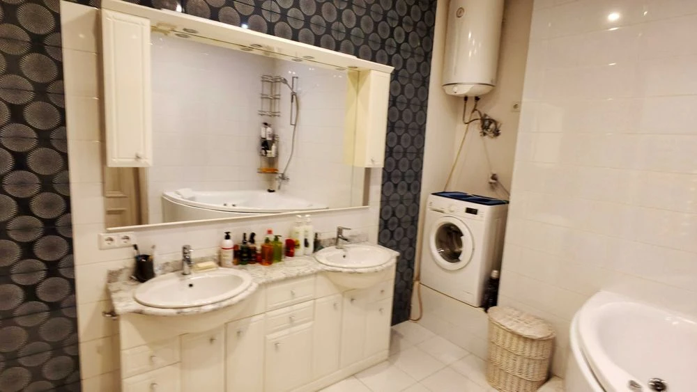 Sale of a 3-room apartment on Mykola Mikhnovsky Boulevard