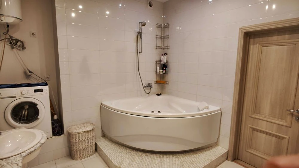 Sale of a 3-room apartment on Mykola Mikhnovsky Boulevard
