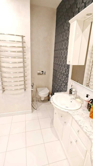 Sale of a 3-room apartment on Mykola Mikhnovsky Boulevard