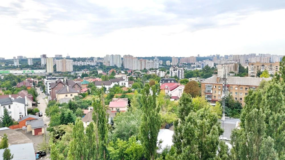 Sale of a 3-room apartment on Mykola Mikhnovsky Boulevard