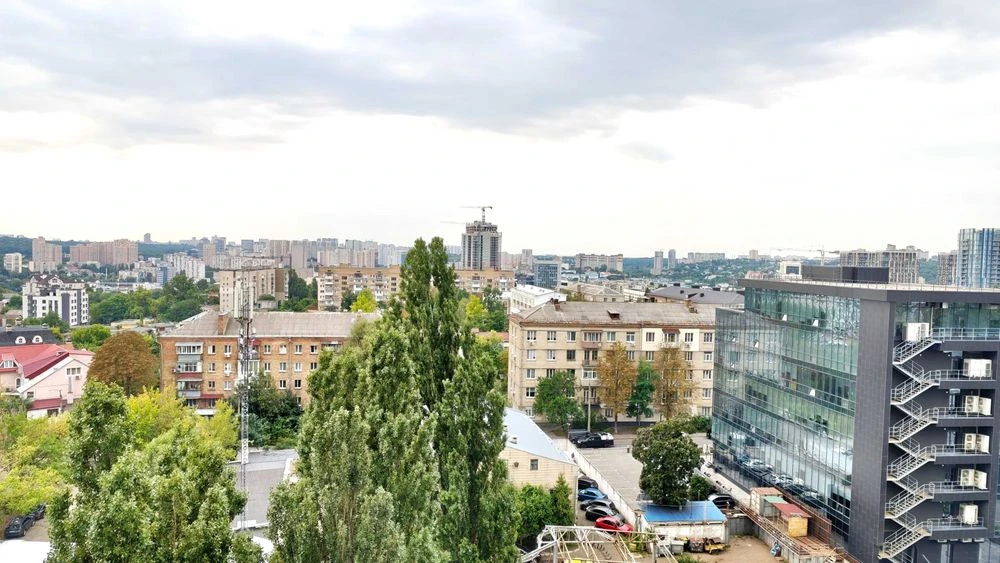 Sale of a 3-room apartment on Mykola Mikhnovsky Boulevard