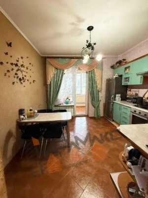 2-bedroom apartment near the center of Lviv with a garden and parking | Зеле