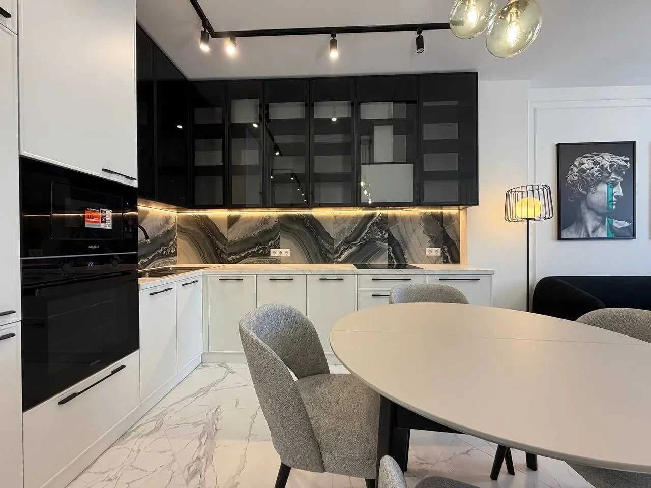 CENTRAL 2-bedroom apartment with kitchenette, good renovation