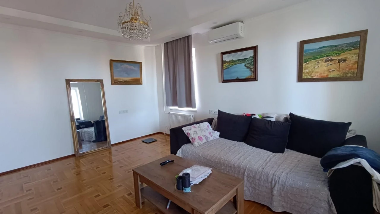Продается 4-комнатная квартира (студия) в районе Таирова (332-2