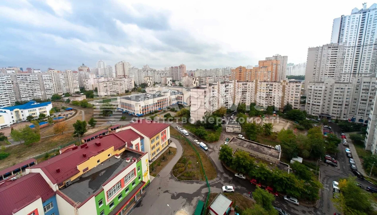 Продається 2 кімнатна  квартира метро Осокорки, Позняки, Кня