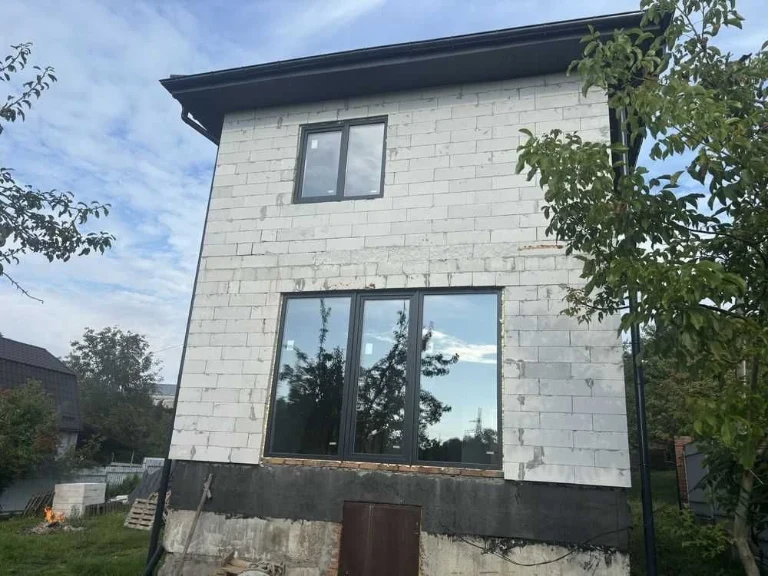 Пропоную 3 кімнатний 2 поверховий будинок з цоколем в районі