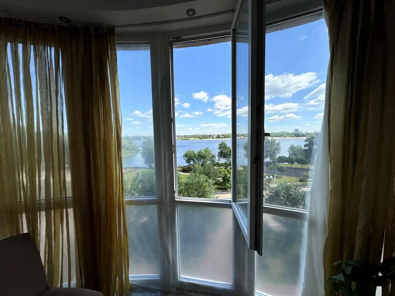 Rent 2-room apartment 84 m² on the 4th floor of a 15-story building.