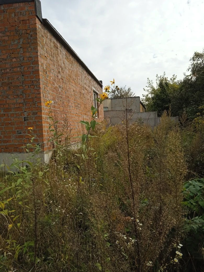 Land with house in Klepary area 60000 available
