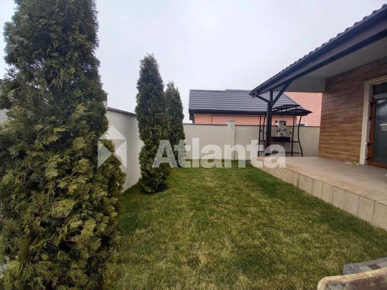Будинок 120 м2,  з дiлянкою , терасою та мiсцем для авто.