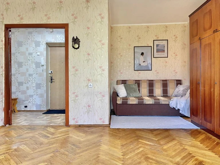 One-room apartment with renovation! No Commission! Metro Shylovy