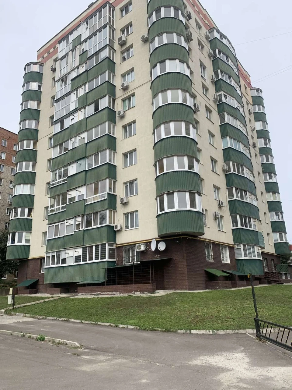 продам 2к.кв в новобудові в центрі міста на 3ому поверсі з п