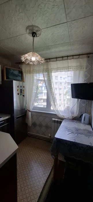 Selling a 2-room apartment near the 23 August Nauki Soldat metro station.
