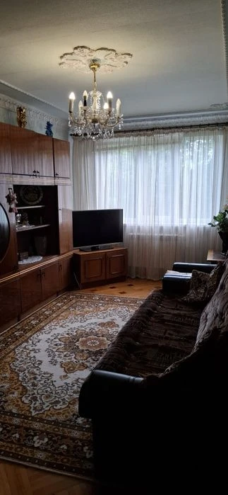 Selling a 2-room apartment near the 23 August Nauki Soldat metro station.