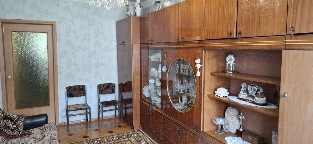 Selling a 2-room apartment near the 23 August Nauki Soldat metro station.