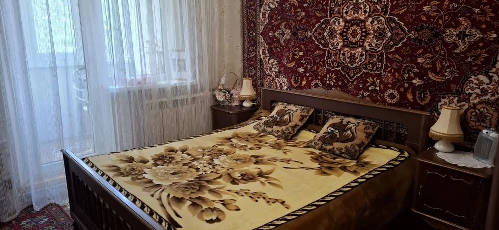 Selling a 2-room apartment near the 23 August Nauki Soldat metro station.