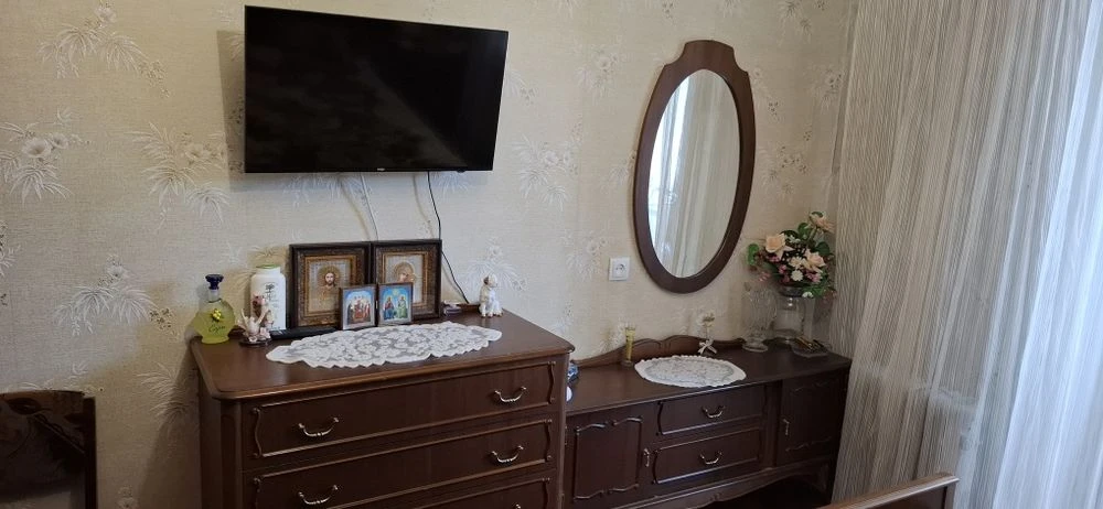 Selling a 2-room apartment near the 23 August Nauki Soldat metro station.
