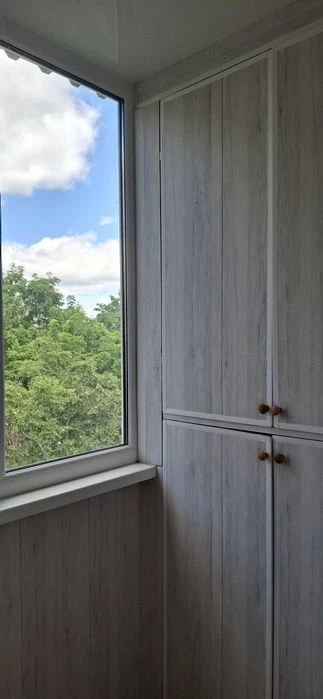 Selling a 2-room apartment near the 23 August Nauki Soldat metro station.