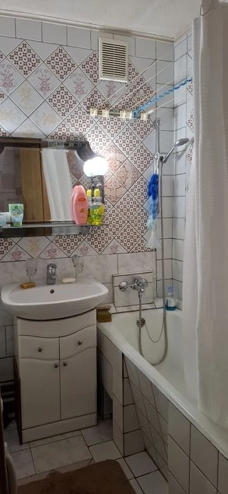 Selling a 2-room apartment near the 23 August Nauki Soldat metro station.