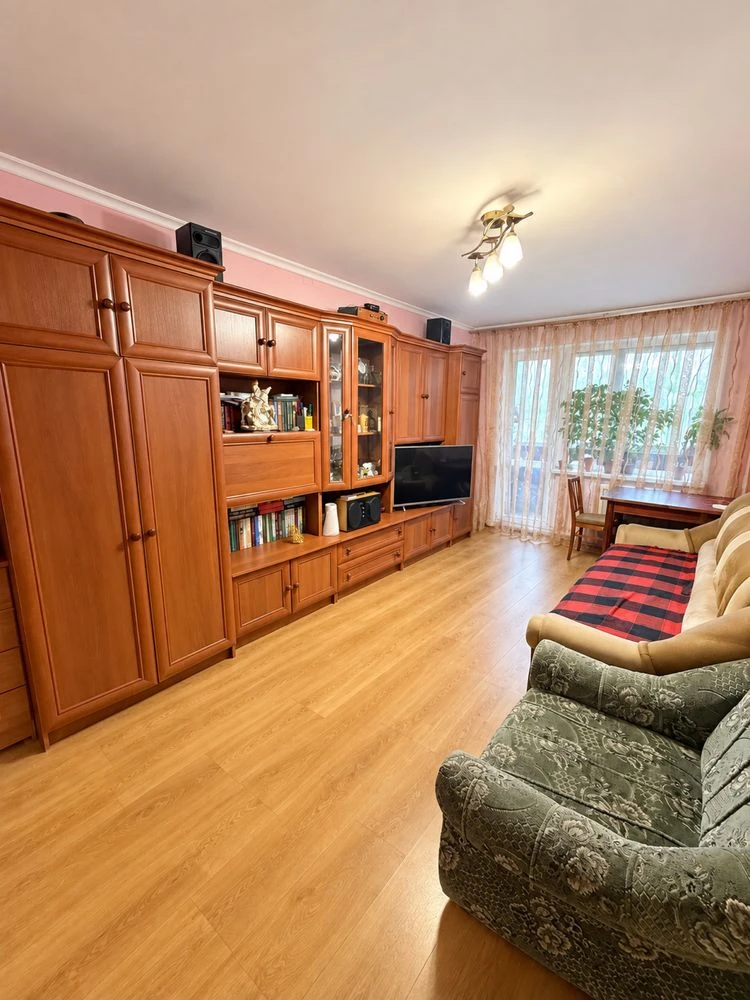 Sale of a 2-bedroom apartment on Kosmonavtiv Street, 2nd floor.