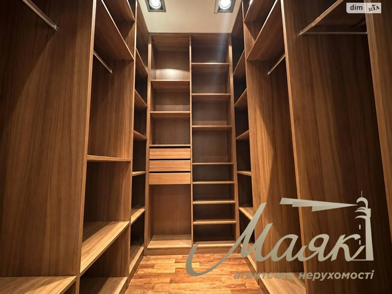 Long-Term Rental, 3-Bedroom Apartment in Pecersk