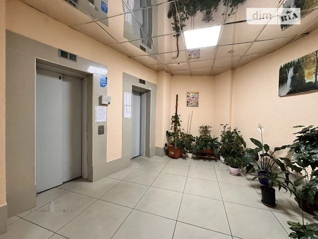 Sale of 2-room apartment 86.1 sq. m. on Konovaltsya Yevhena 32B street