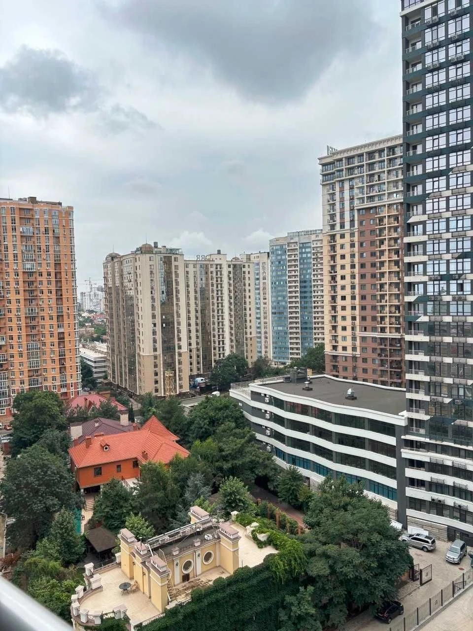 ЖК Атмосфера. 7секция, однокомнатная квартира. 16 этаж, окна