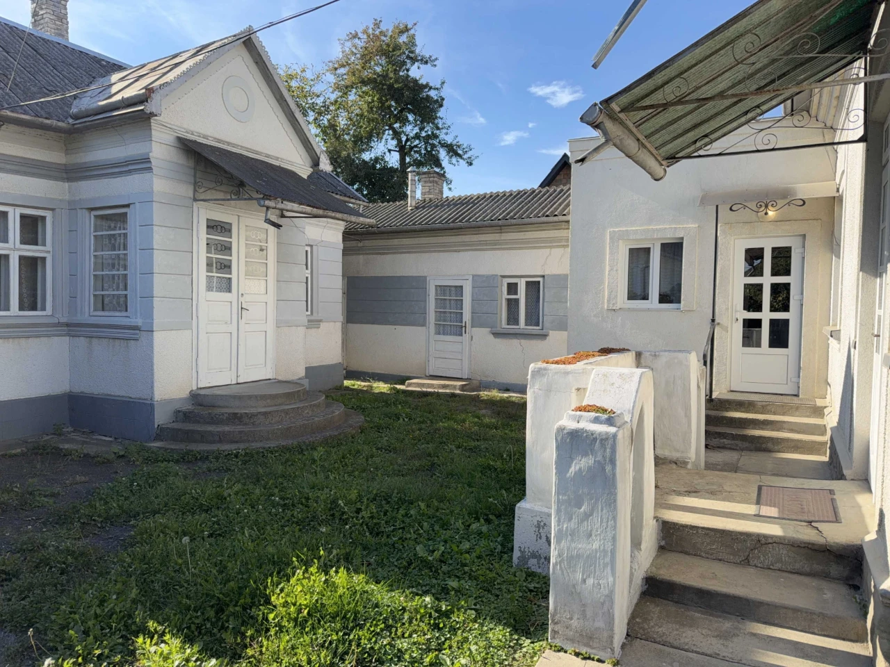 Дом 70 м² + гостевой дом 36 м², летняя кухня, гараж