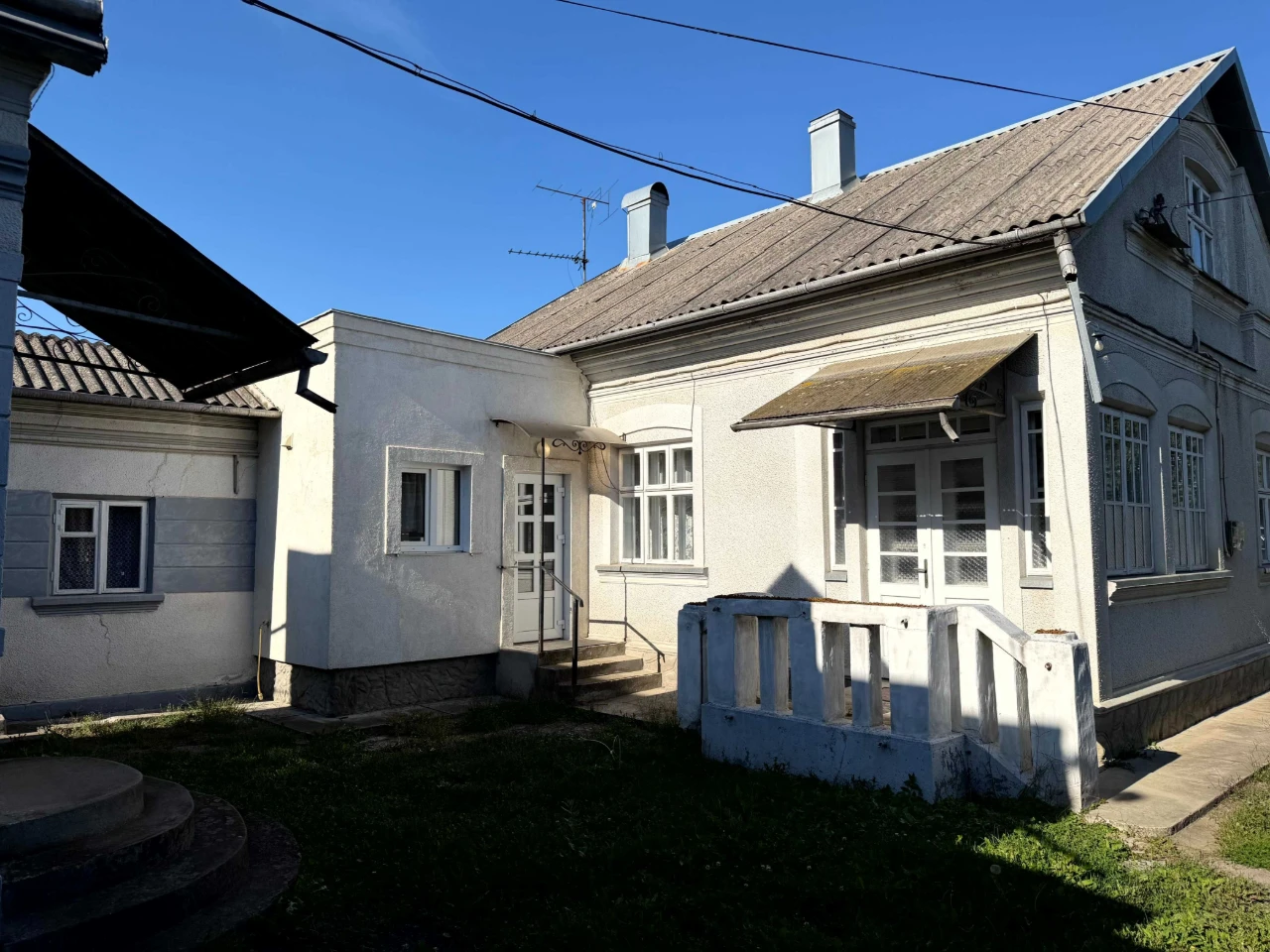 Дом 70 м² + гостевой дом 36 м², летняя кухня, гараж