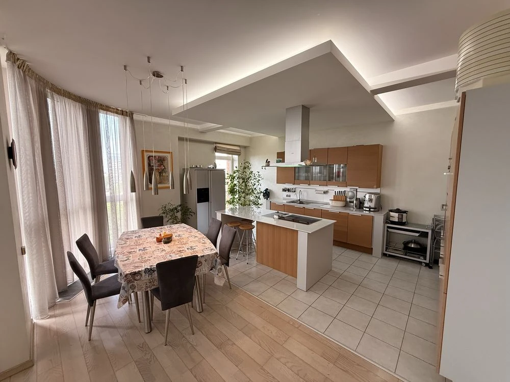 Продам 4к квартиру вул.Старокозацька 54 (ЖК Парковий)