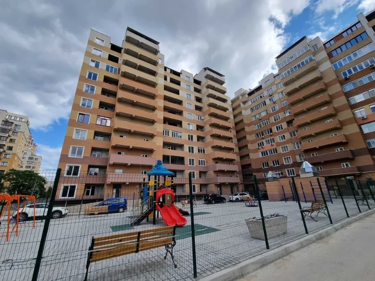 Продам квартиру возле парка Победы. 181 м.