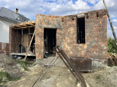 Продается незавершенный дом с участком земли