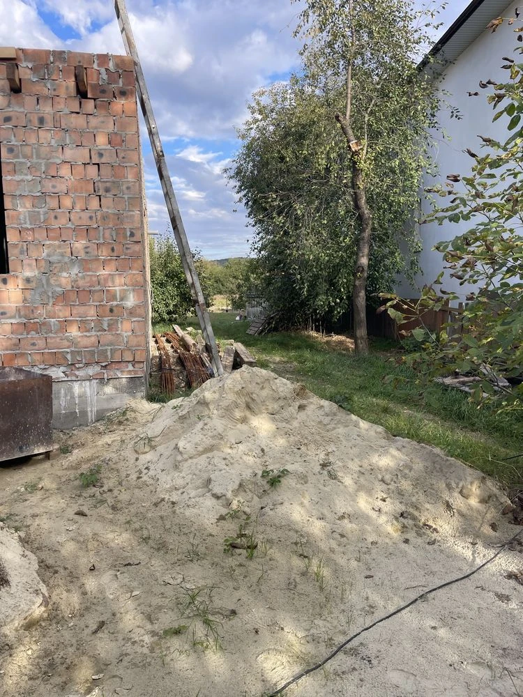 Продается незавершенный дом с участком земли