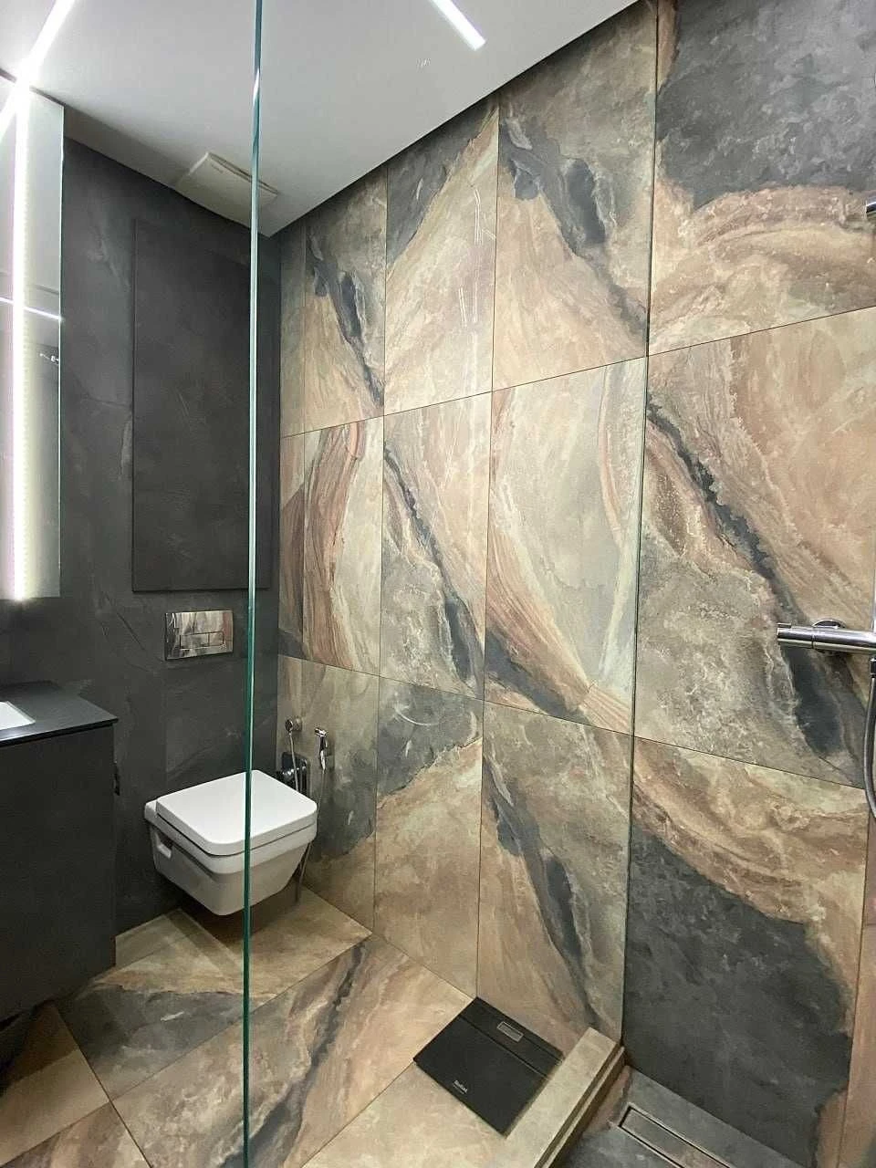 Spacious 3-bedroom apartment for sale in the Status Grad residential complex, Os
