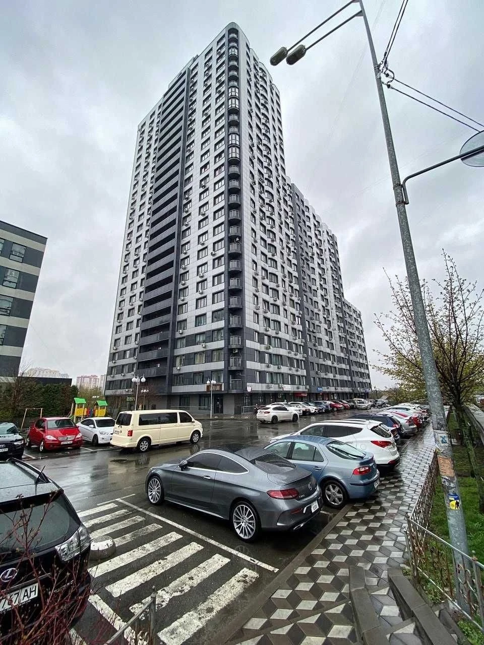 Spacious 3-bedroom apartment for sale in the Status Grad residential complex, Os