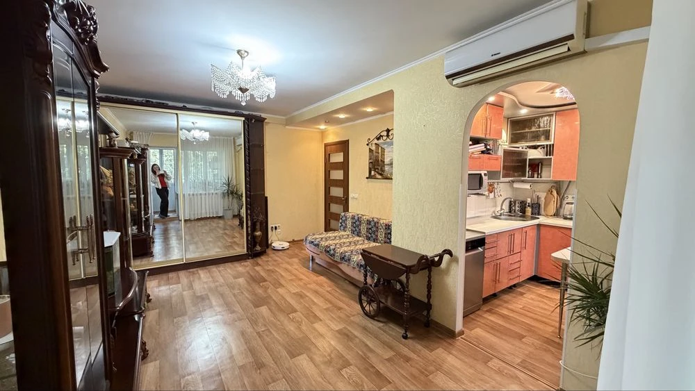 Продам 3-кімнатну квартиру за адресою: вул. Дмитра Кременя (ЮТЗ) без комісії