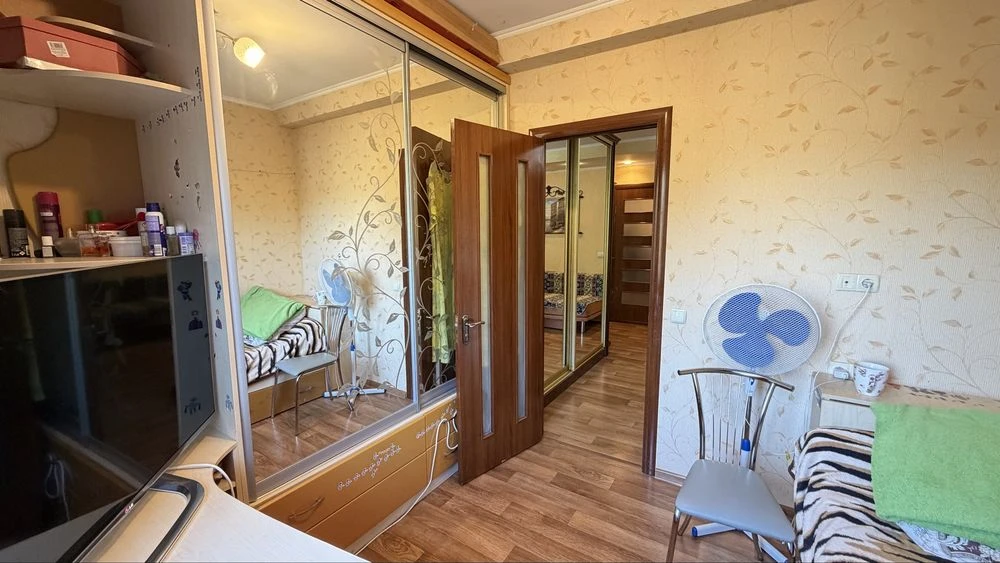 Продам 3-кімнатну квартиру за адресою: вул. Дмитра Кременя (ЮТЗ) без комісії