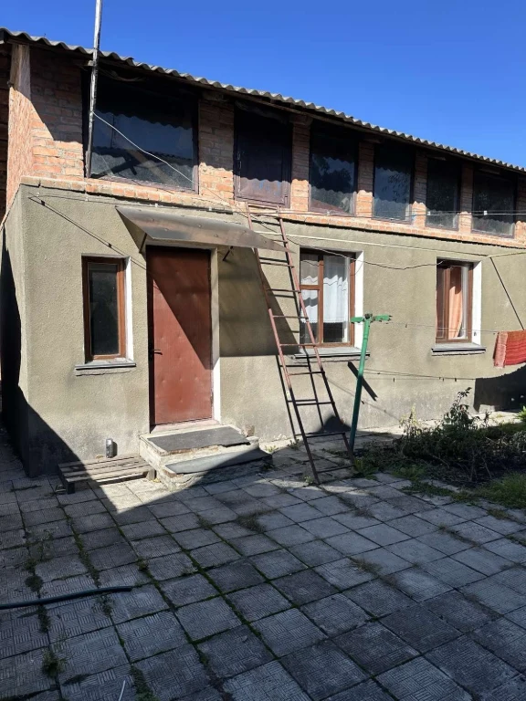Sale of a house share with private land
