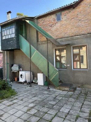 Sale of a house share with private land