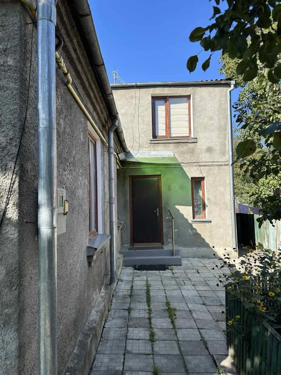 Sale of a house share with private land