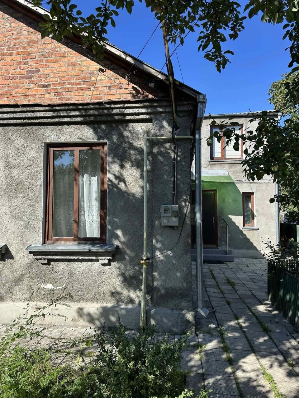 Sale of a house share with private land