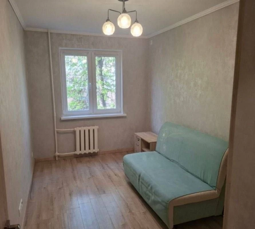 Продам 2 кім в центрі